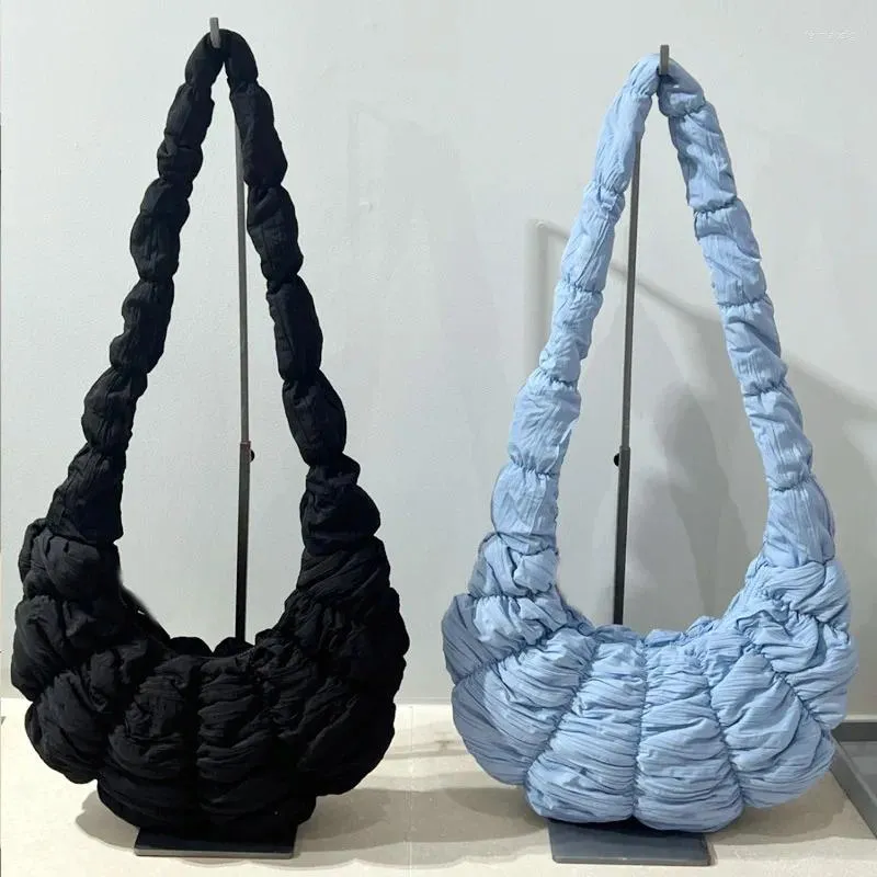 Drawstring kapitone yastıklı crossbody çanta kadınlar için pileli kabarcıklar bulut omuz çantaları büyük tote kova tasarımcısı dantelli çanta 2024