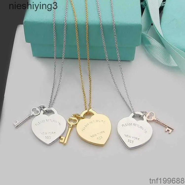 TI Family Love Key Necklace S925 Sterling Silver Female T Heart English Hanging Tag Peach Lock Collar Chain 2024 Designer 2RPP