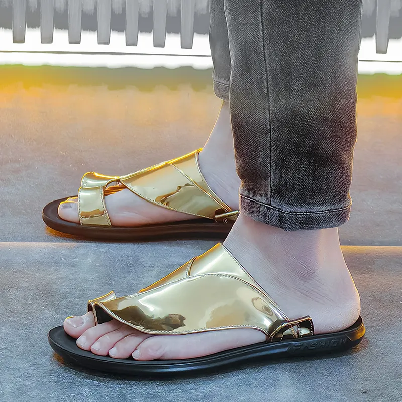 Yaz Yeni Erkek Gladyatörler Gold Pu Deri Sıradan Ayakkabı Nefes Alabilir Plaj Sandalet Açık Mekan Terlik Siyah Beyaz Plus Boyut