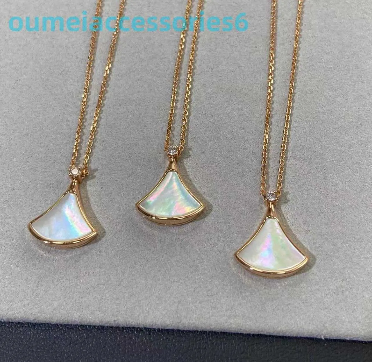 2024 Jewelry Designer Brand Pendant Necklaces v Gold Small Skirt Necklace Qixi White Fritillary Red Chalcedony Fan 18k Female