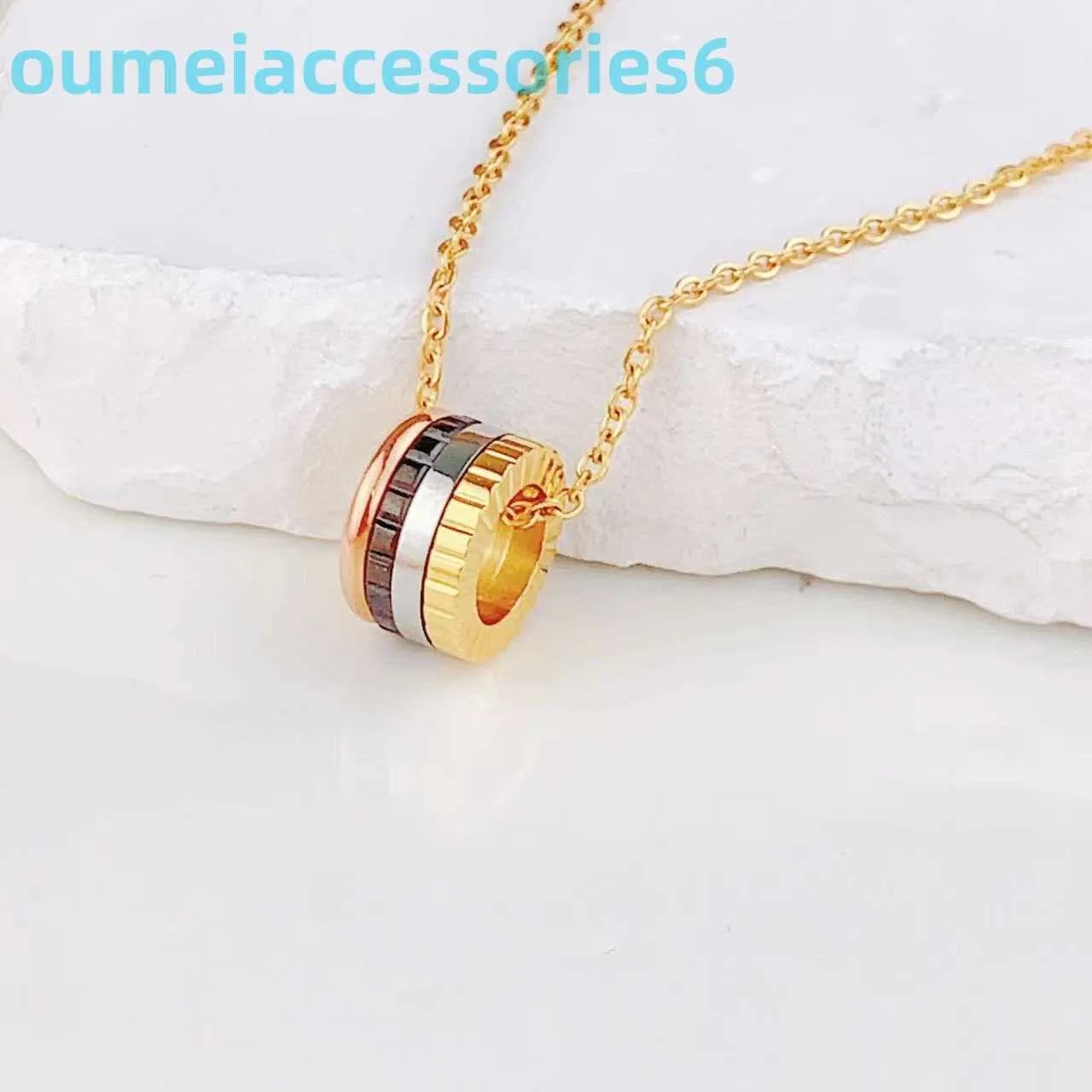 Diseñador de joyas Collares de marca Separación de color de cuatro anillos y cambio de fortuna Luz del tesoro Colgante de moda Cadena de clavícula de pareja de cerámica