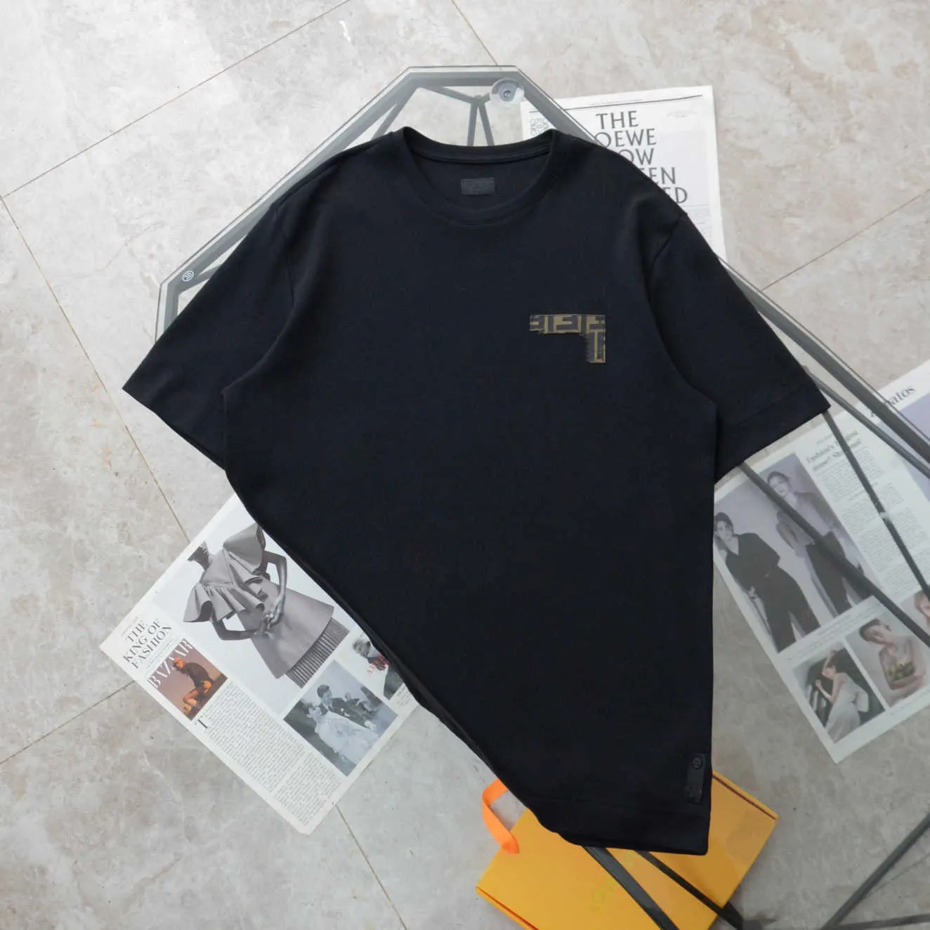 Camisa de diseñador para hombres Fenjia Xia Estilo Pecho Etiqueta de cuero floral Negro Peso de doble gramo Tela de alta gama que no se encoge Hombres y mujeres Misma camiseta de manga corta Iexz