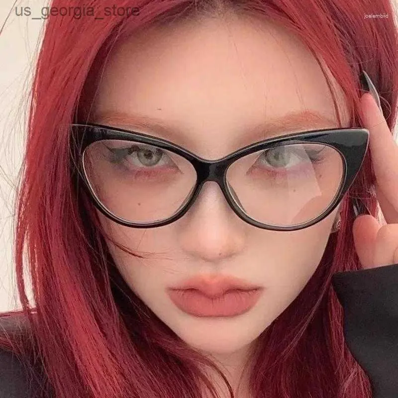 Solglasögon Solglasögon Retro Cat Eye for Women Men Anti Blue Light Transparent Glasses Fashion Triangle Frame Gereglasses Reading Eyewear Y240320