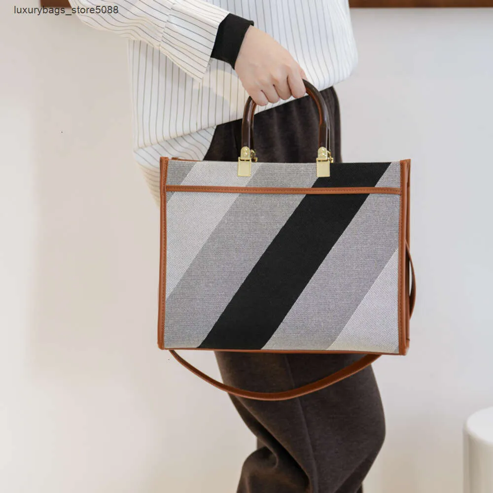 Fabriksvarumärkesdesigner säljer 50% rabatt kvinnors handväskor online tyg handhållen tygväska kvinnor populära nya high end pendling axel
