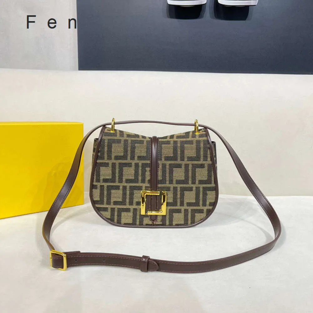 New Counter Quality Exclusive Control Shoulder Bag Autumn and Winter Mon Letter Eye-catching Bag Highlighting Saddle Crossbody Shoulder Versatile Trend Bag