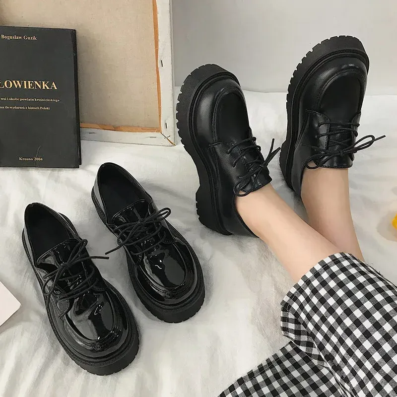 Flats Women Lace Up Platform أحذية براءة اختراع أحذية غير رسمية مسطحة على منصة لوليتا أحذية سميكة أحذية Oxford Shoes Black Girls 9110N