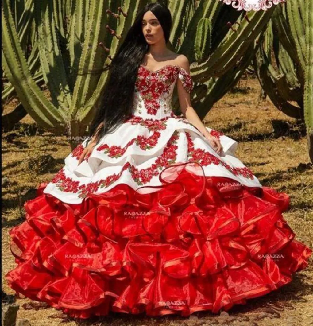 주름진 꽃 charro Quinceanera 드레스 2020 Off 어깨 푹신한 치마 레이스 자수 공주 달콤한 16 여자 마스querade 무도회 DR5400849