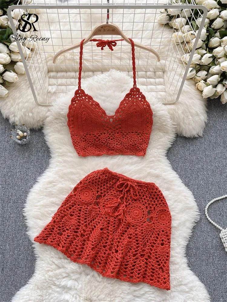 Robes de travail Singrainy Beach Costumes Femmes Halter Sexy Dos Nu Camisole Crochet Fleur Évider Jupe Vacances Doux Tricoté Deux Pièces Ensembles