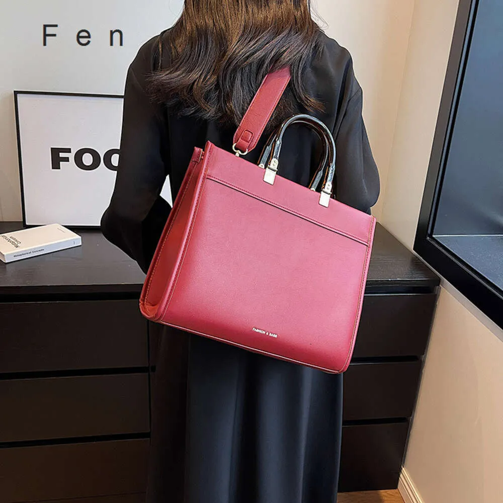 New Counter Quality Exclusive Control Shoulder Bag Fashionable Large Capacity Handheld Commuter Tote Bag for Women Red Bride Wedding Single Shoulder Crossbody Bag