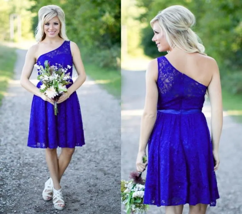 Country Bridesmaid klänningar Ny kort för bröllop Lace Royal Blue Kne Length Billiga med Sash One Shoulder Maid of Honor -klänningar UND4293658