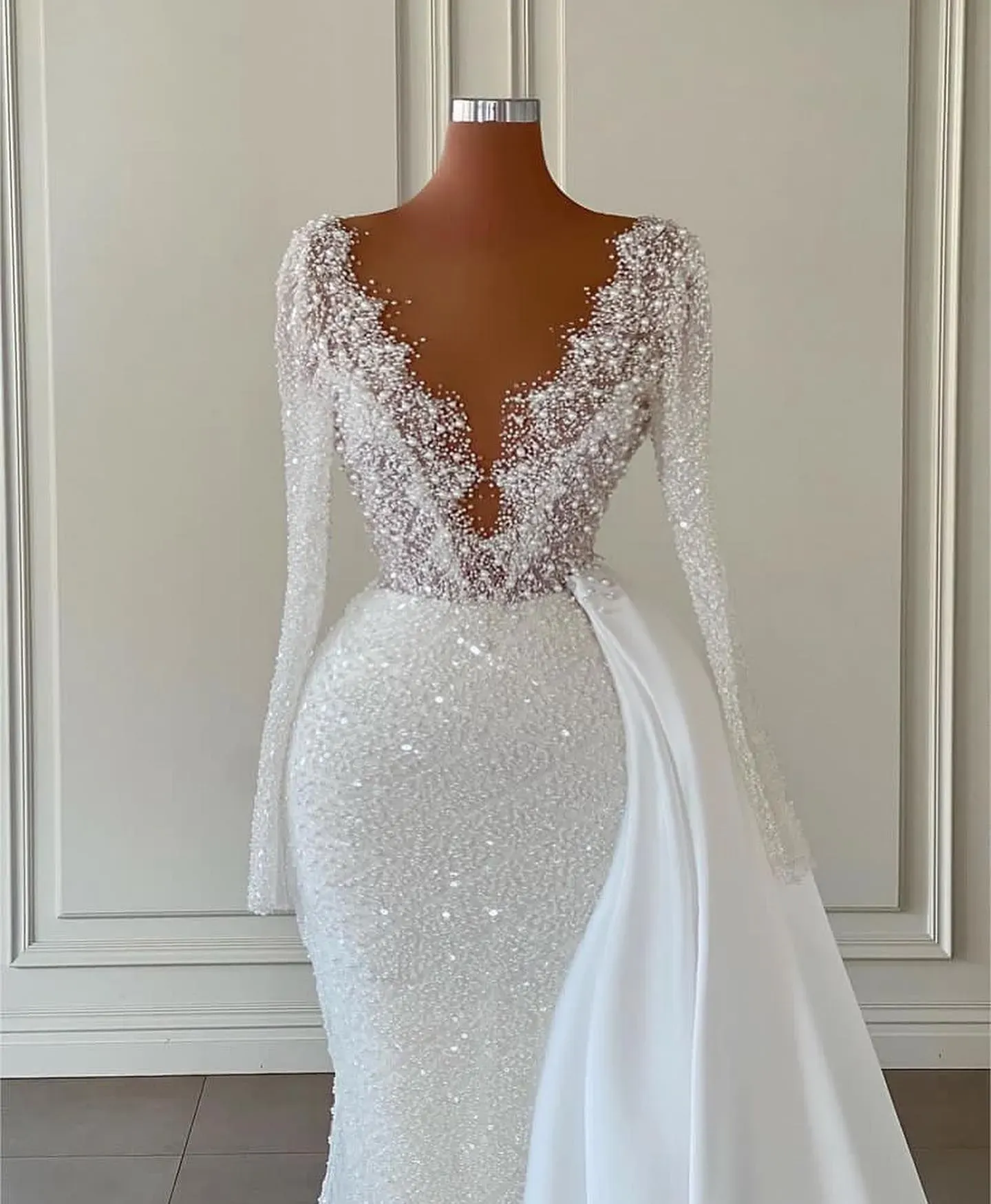 Sexy Sparkly Mermaid Wedding Dress Pearls Beading Sheer V Neck Long Sleeve Beads Bridal Gowns Robe De Soiree