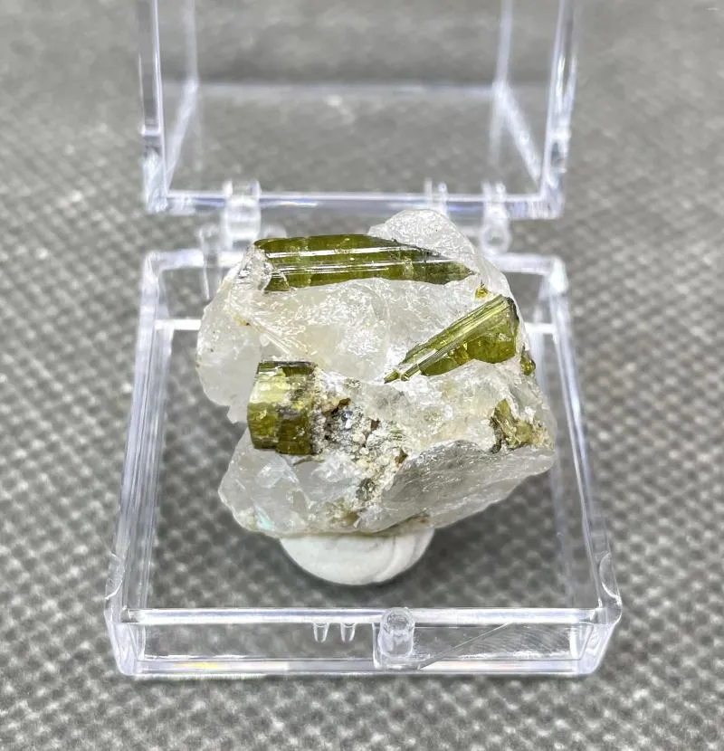 Dekorativa figurer! Naturliga gröna turmalinpelare Mineralkristallprover Stones and Crystals Quartz Box Size 3.4cm