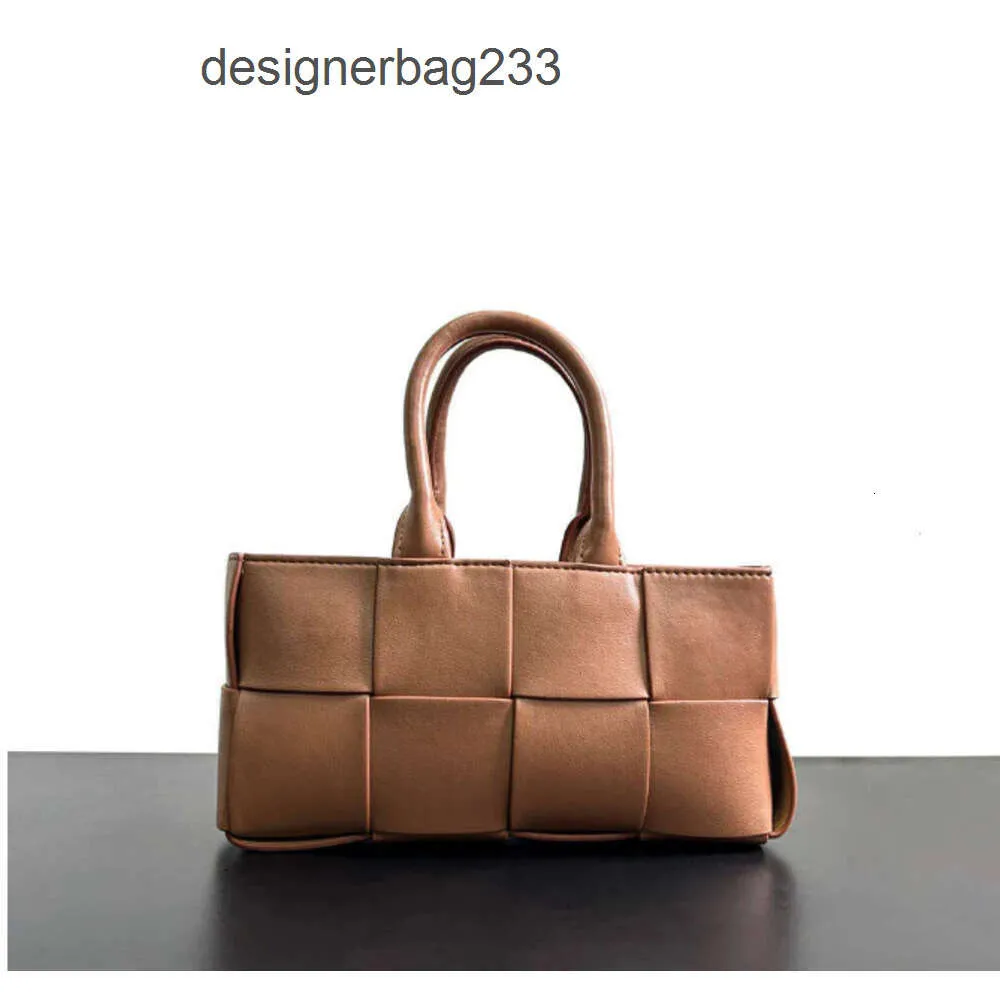 Borse Borsa da pendolare da donna di piccola capacità Designer Borsa Arco Borsa tote grande in pelle Botegass Borsa a mano semplice intrecciata Nuova struttura Venetass 2024 Borse LM7J