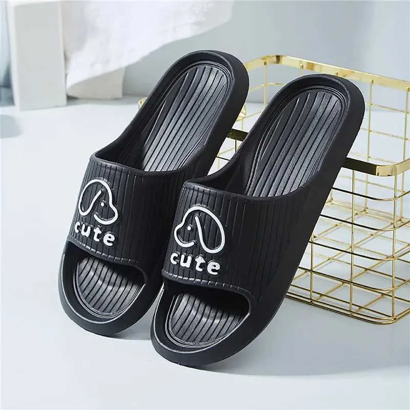 Pantoufles Couple Summer Beach Slides Femmes Cartoon Bear Tongs Hommes Semelle épaisse Salle de bain intérieure Sandales antidérapantes Dames Shoes030 H240322