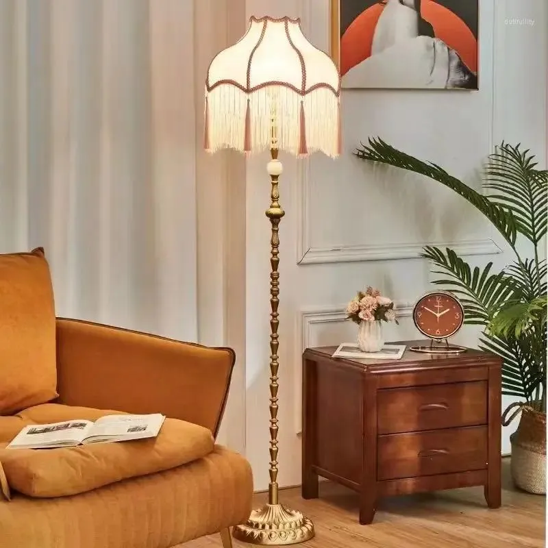 Golvlampor Temaren European Lamp American Retro French Tassel Living Room Bedroom Villa SOFA Edge Originalitet Heminredning