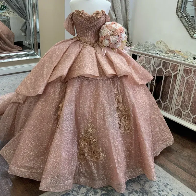 Sukienki Rose Gold Lśniące paski z ramion quinceanera suknia balowa bling kryształowe aplikacje koronkowe 3dflower gorset vestido de 15