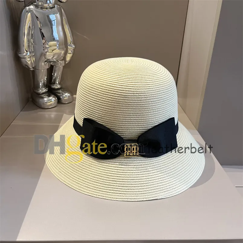 Elegant kvinnor hink hatt metall brev solskyddsmedel halm hattar mode båge fiskare hattar klassisk designer sommarsol hatt visir