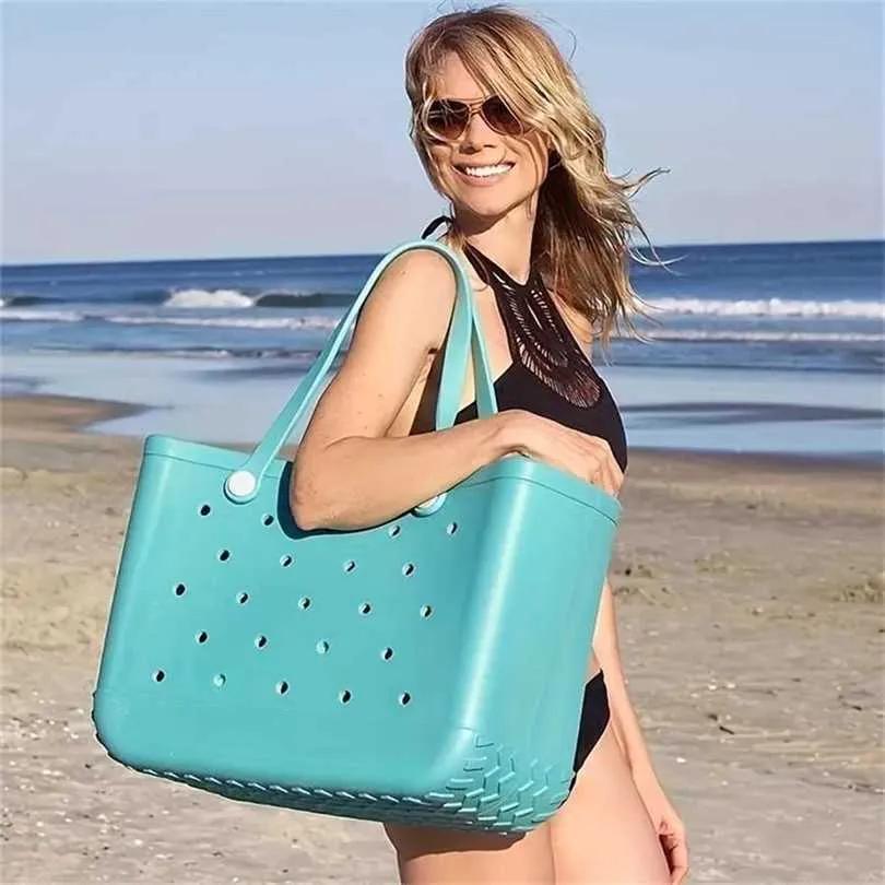 Trendige Umhängetaschen modische Designer -Handtaschen Einkaufstasche Eva Injektion Beach Hole Handheld Einkaufskorb Medium 38 cm 240311