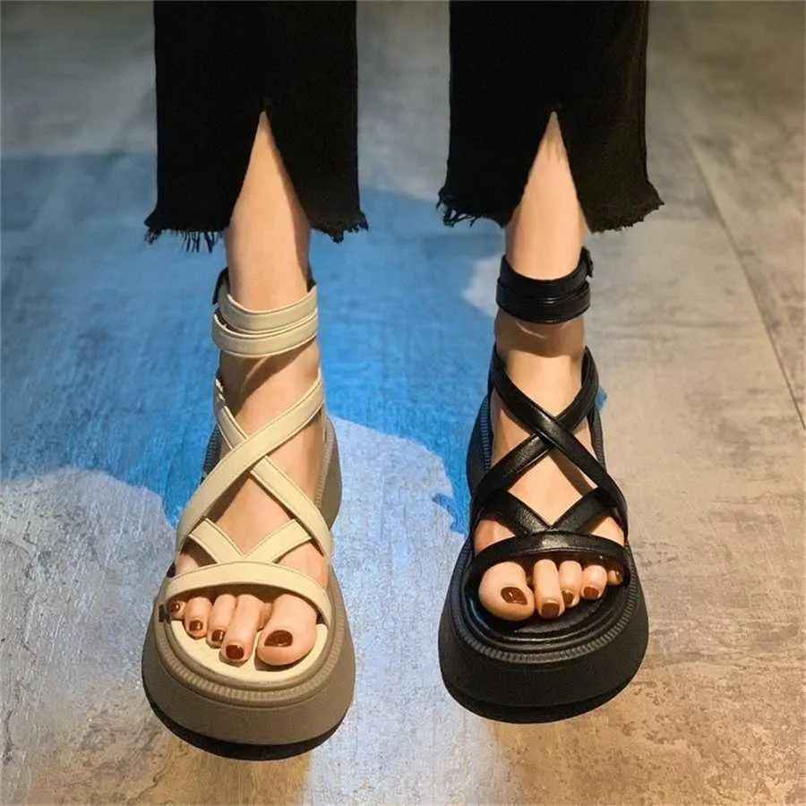 Nieuwe Dikke Zolen Open Teen Casual Sandalen Voor Vrouwen In De Zomer Sandaal Nieuwe Niche Ontwerp Uitgehold Mode Platte Bodem Romeinse Schoenen 240228