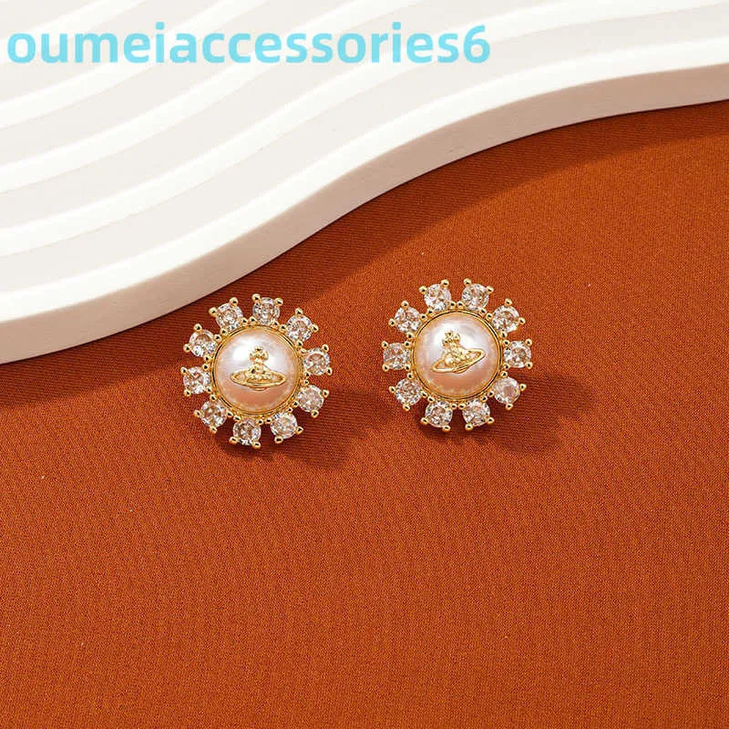 Branddesigner Western Empress Dowagerorecchino a perno in argento 925 intarsiato con orecchini di perle rotonde in oro 18 carati placcati in rame leggero