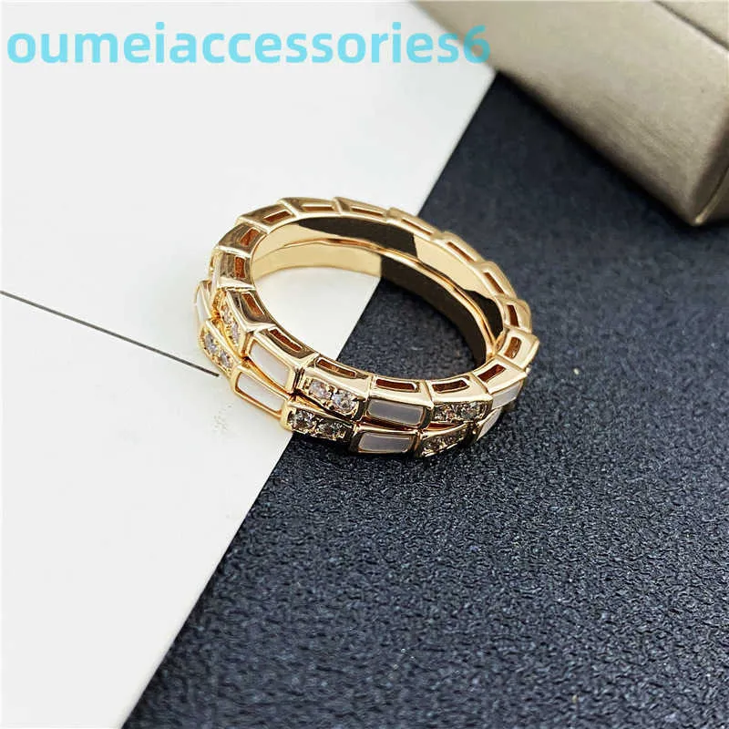 2024 Sieraden Ontwerper Merk Band Ringen v Plated Mi Jinbao Witte Fritillaria Snake Bone Vrouwelijke Rose Goud Ingelegd Lichte wijsvinger Ring