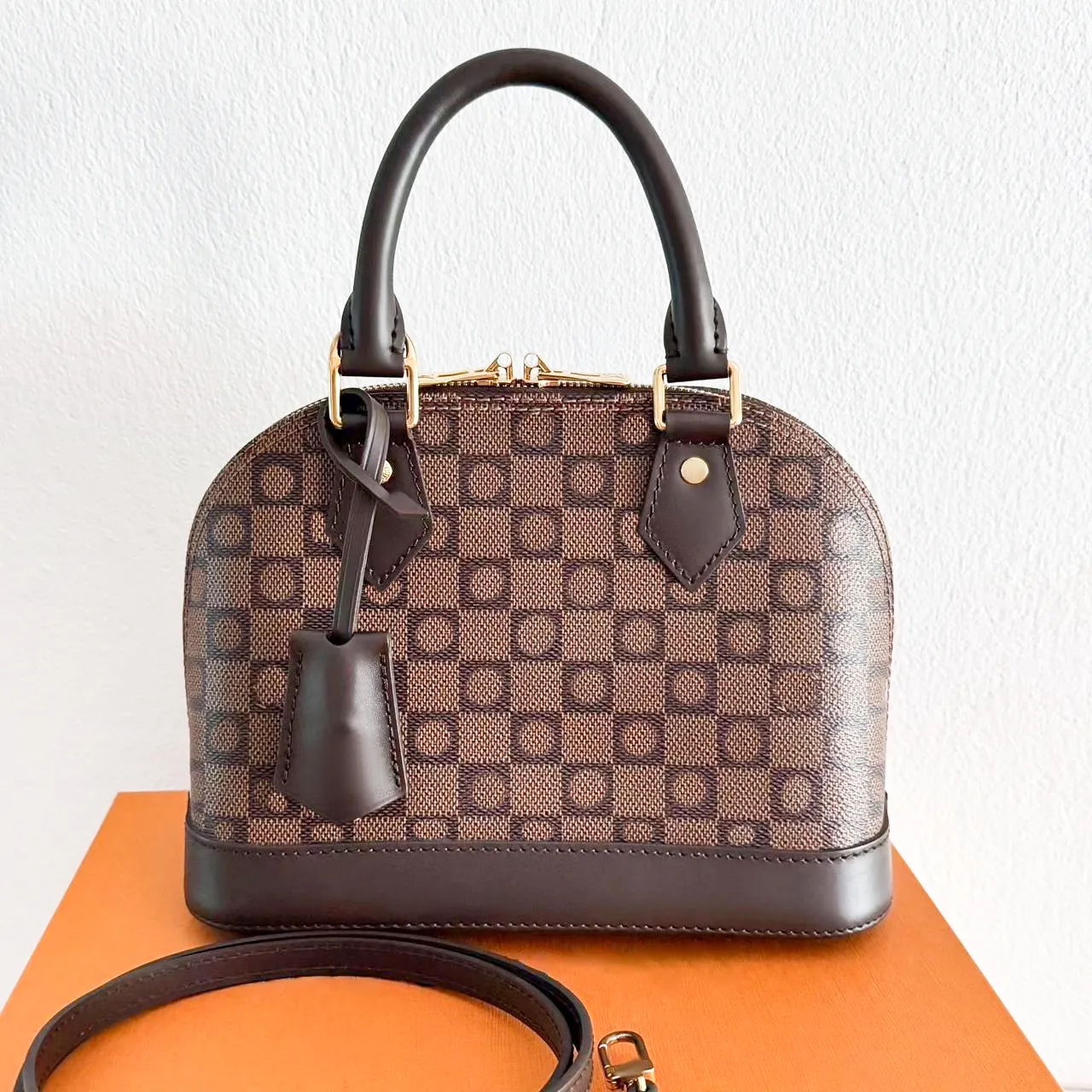 Luxurys Designer Bag Almas Bb Woman Shell Tote Bag均一な財布とハンドバッグレザーポチェットクラッチトップハンドルバッグメン