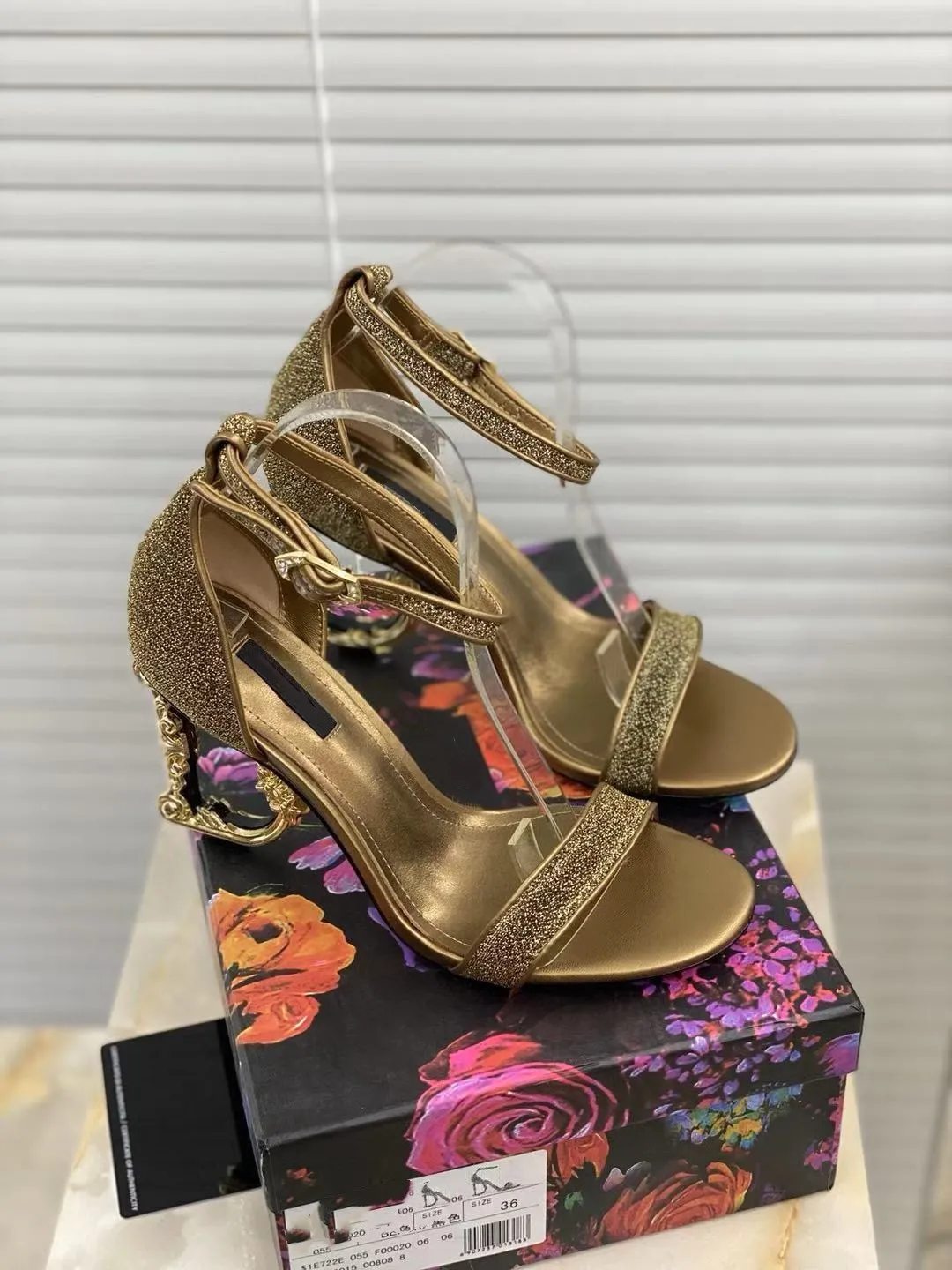 Sandálias de salto alto de designer, sapatos de verão com salto alto de tijolo, salto alto brilhante e brilhante, salto alto feminino, chinelos de moda de casamento com diamantes incrustados