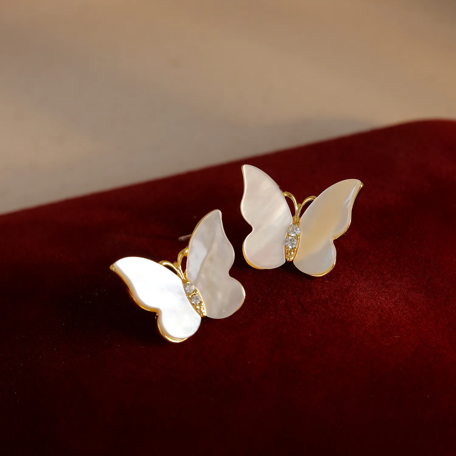 Nya trendiga örhängen S925 Silver Needle White Shell Fjärilar örhängen europeiska amerikanska mode kvinnor örhängen bröllop fest smycken valentins dag present SPC
