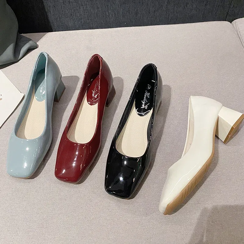 Pumpar kvinnor fyrkantiga huvud höga klackar skor kvinnliga grunt eleganta vintage pumpar ol bär patent läder loafers skor 2023 hög kvalitet