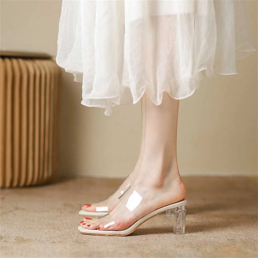 Nya sexiga höga klackar transparenta sandaler Kvinnor Summer Sandal Women Thick Glass Crystal Shoes Slippers 240228