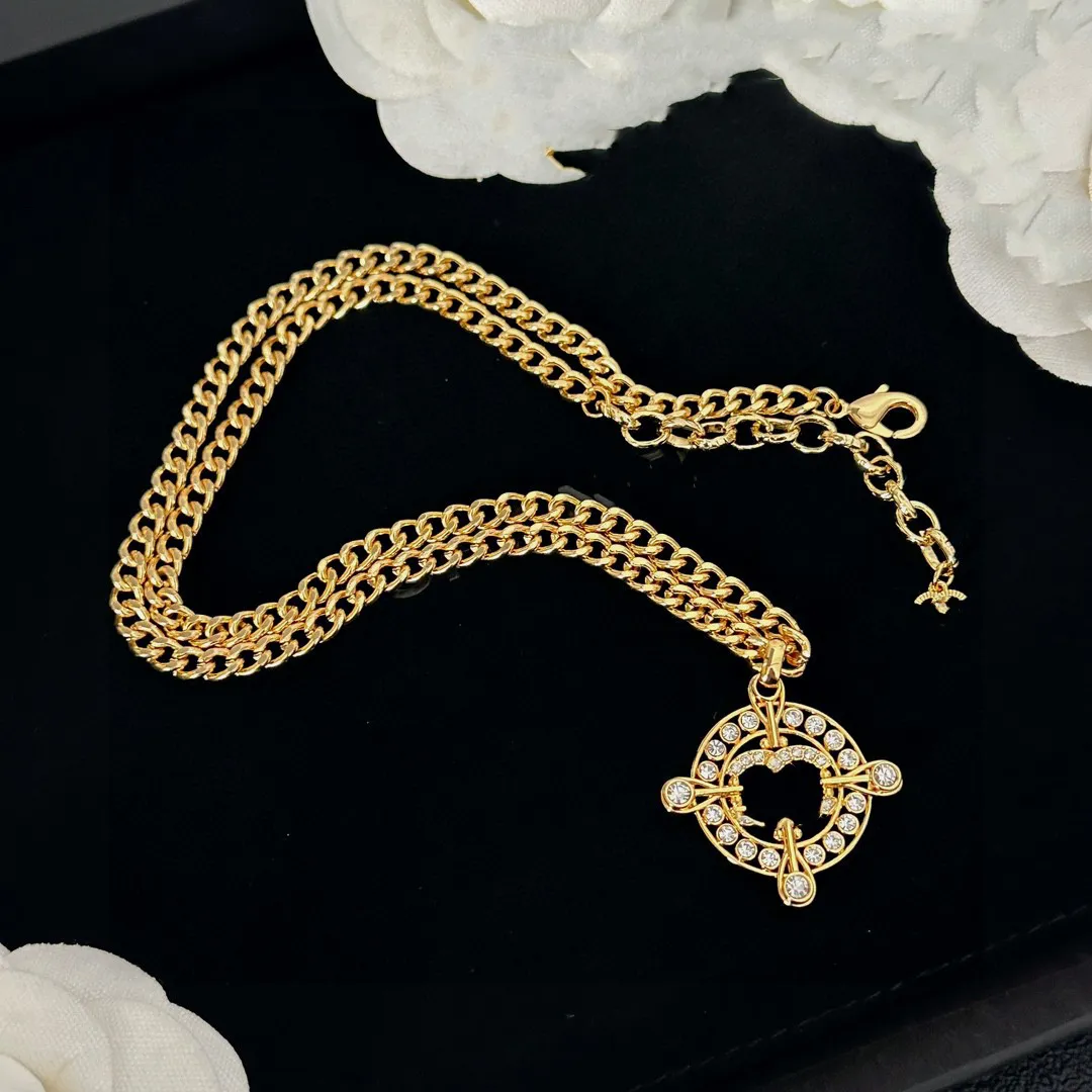 Top-Qualität Designer-Anhänger-Halsketten Doppelbuchstabe Clogo Gold Crysatl Perlenpullover Halskette Frauen Party Cclies Halsreifen Schmuck Geschenke 565