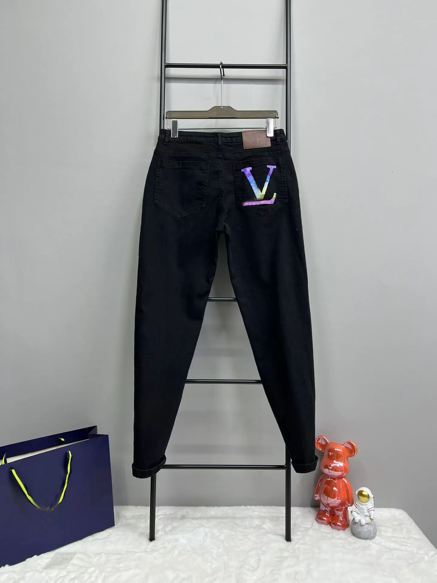Jeans de luxe pour hommes et femmes designer jeans imprimés noirs tendance pour hommes 2024 été nouvelle version coréenne TR leggings slim fit pour hommes L 10A sexy