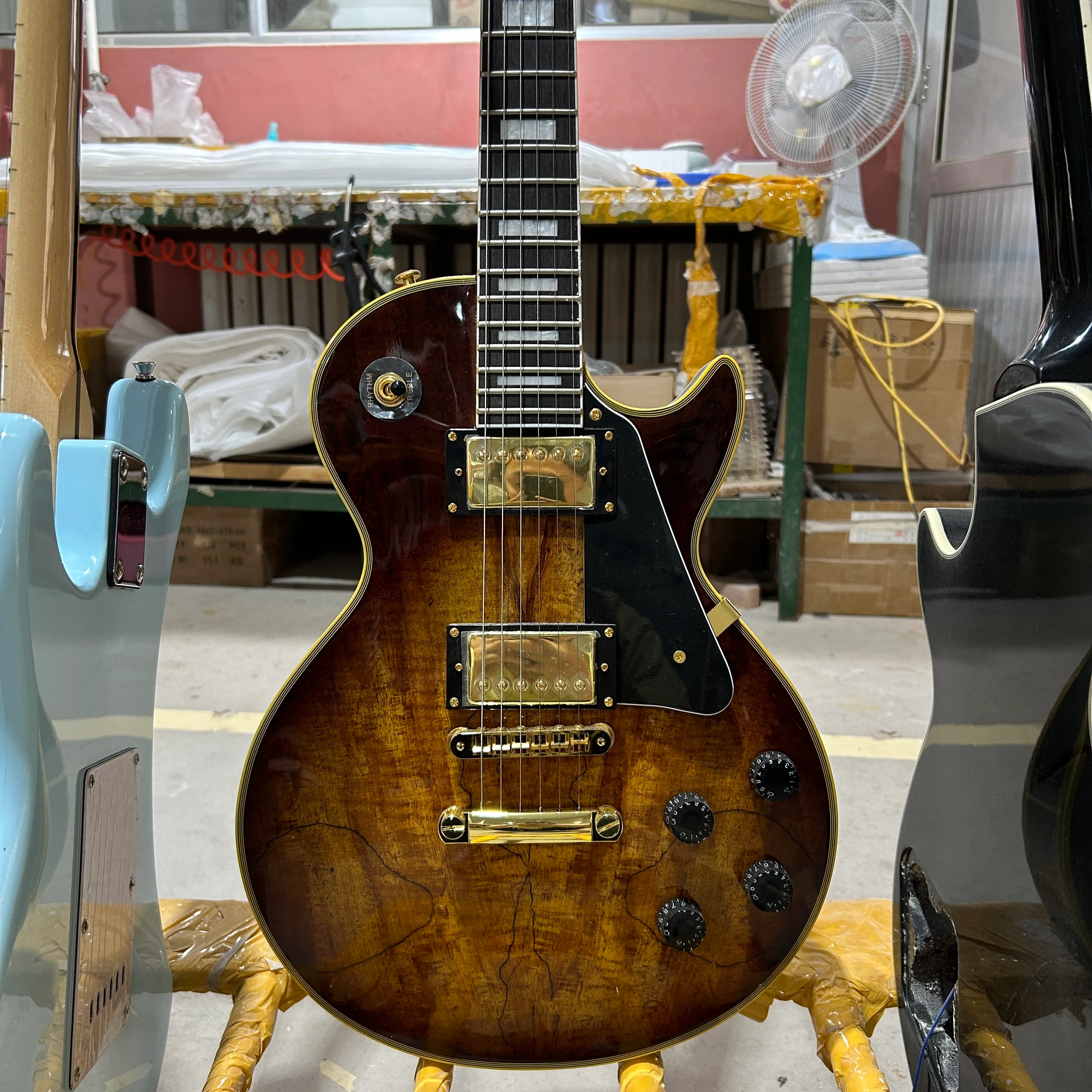 Anpassad elektrisk gitarr, Mahoganybody, Rosewood Fingerboard, Block Pearl Inlay, Decaed Maple Top, Golden Hardware, 6 Strings Guitarra, Free Shipp Höger vänster