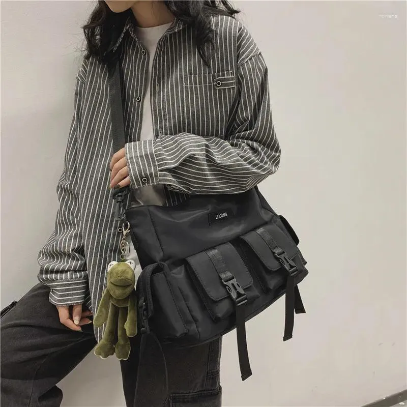 Torba japońska harajuku mody Ladies Multi-Paphad Large Punk Punk ramię ciemne kobiety w stylu Vintage Y2K School Messenger