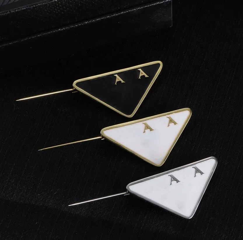 Simple Triangle Or Argent Broches Broches Hommes Femmes Lettre Plaqué Broches Costume Broche Vêtements Décoration Exquis Haute Qualité Bijoux