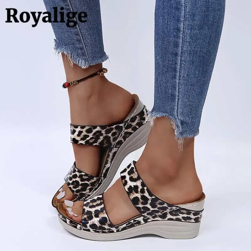 Sandali sandali da donna leopardo leopardo piattaforma di tallone zeppe per le donne motivi di serpente sbirciati da donna con calzature romane casual