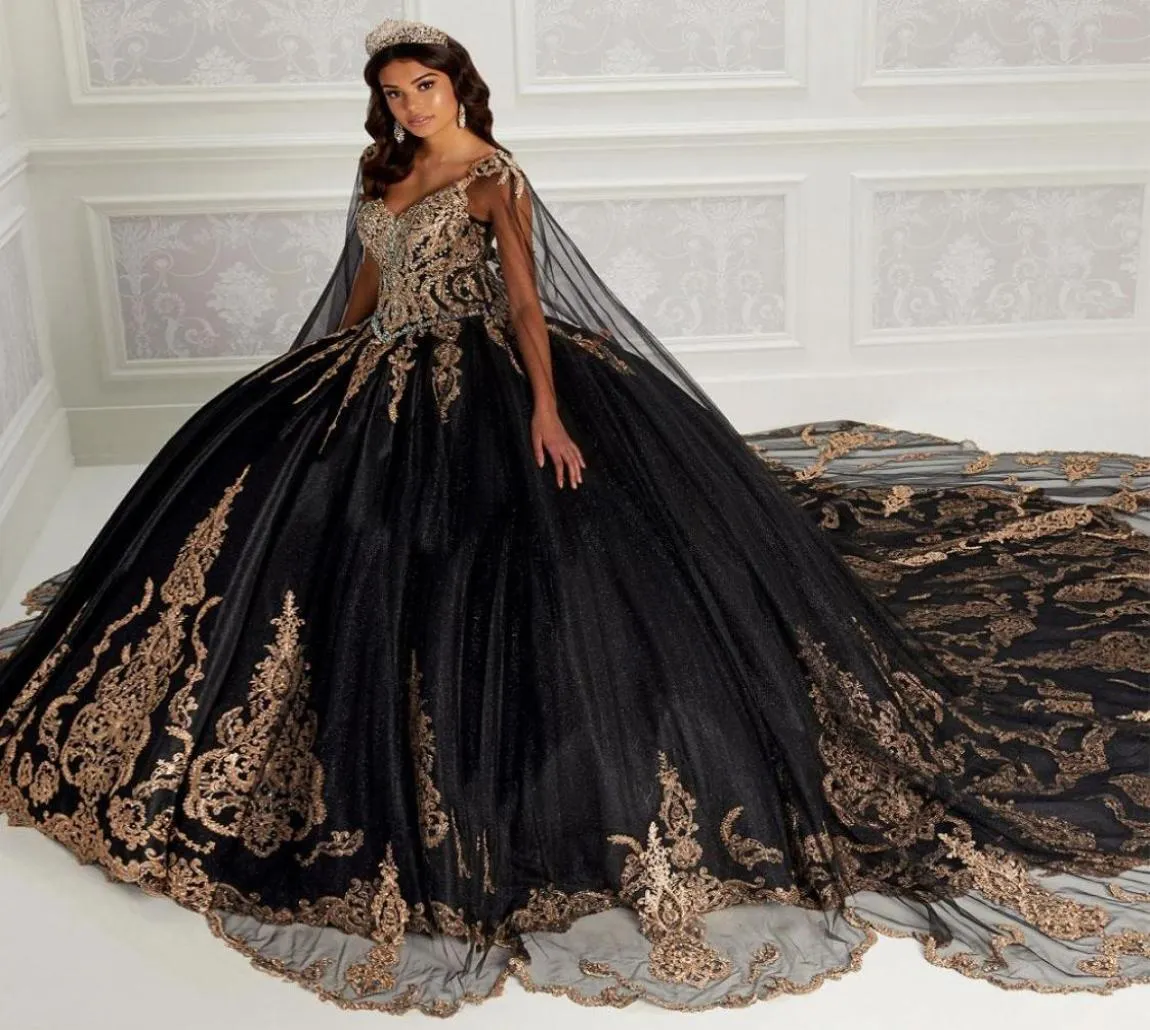 2021 Sparkly Black Beaded Ball Gown Quinceanera klänningar med Long Cape Lace Appliced ​​V Neck Prom -klänningar Rhinestones Tulle Sweet 157206045