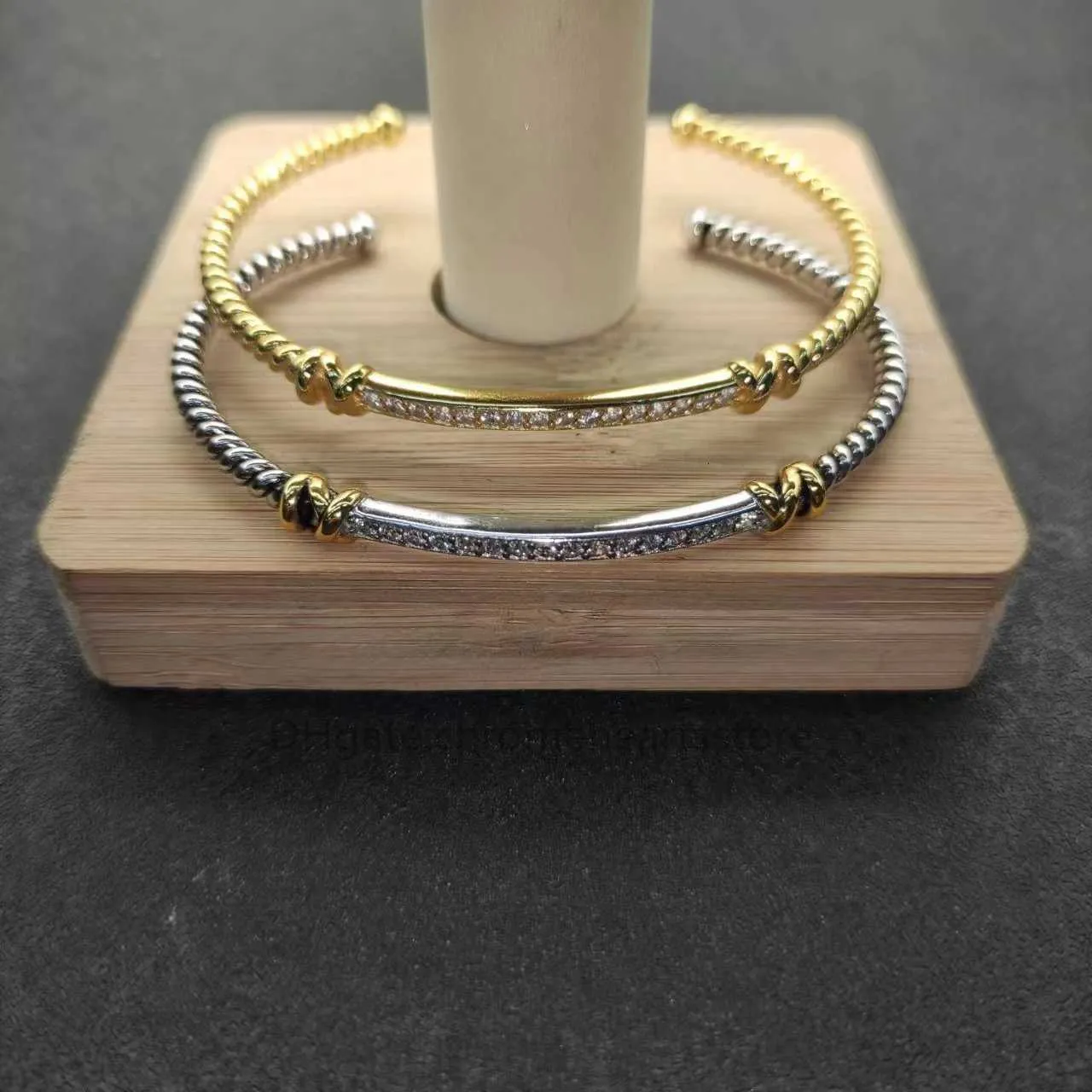 Braccialetti di design in oro 18k Moda Lusso di alta qualità Doppio X Diamante Aperto 3MM Braccialetti Bracciale Donna Minimalista Gioielli di marca Delicato braccialetto di cristallo