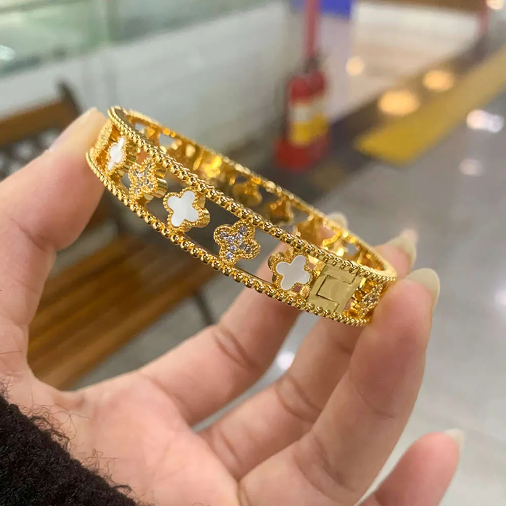 Pulseiras incrustadas de madrepérola branca banhadas a ouro sólido para mulheres joias femininas