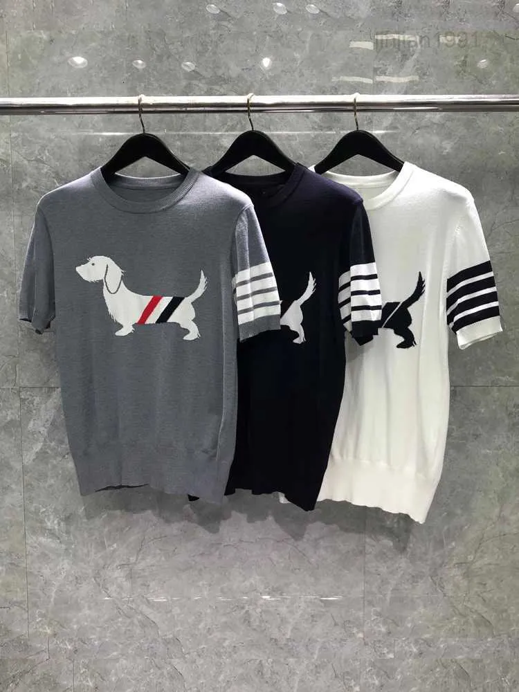 TB Camiseta de mangas curtas Red Sweater Bragueiro branco e azul Bordado de quatro barras de cinco pontos casuais para homens no verão