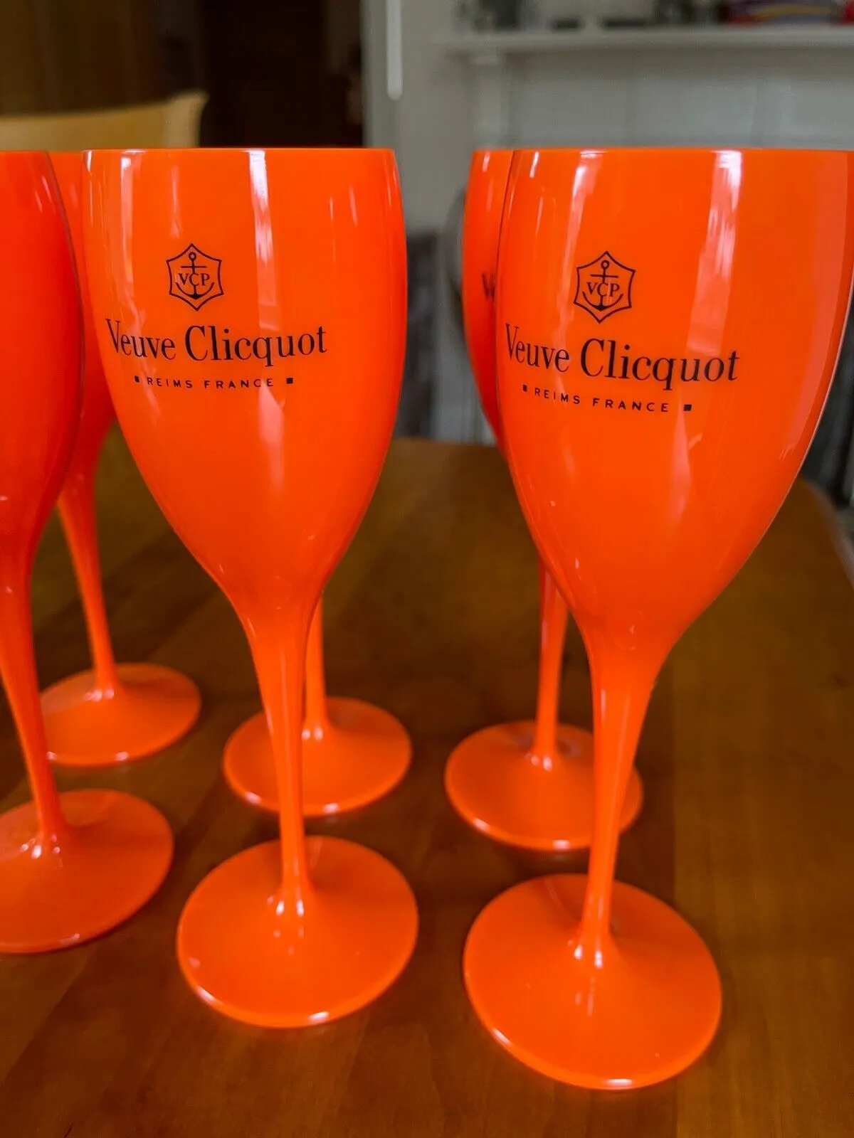 Clicquot Set mit sechs tieforangefarbenen Champagnergläsern aus Acryl. Neues Set