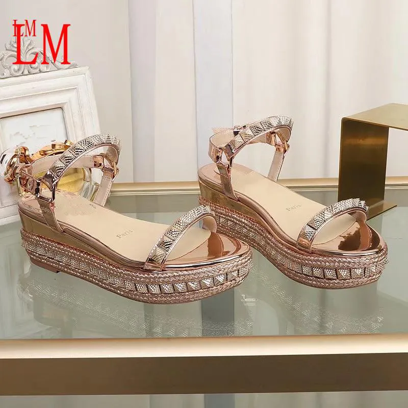 Designer luxe damesslippers C sandalen maat 5-41 veelkleurige studs enkelbandje wigzool