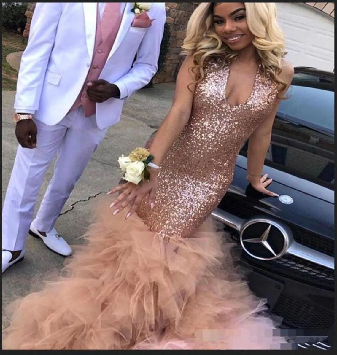 Black Girls paljetter Mermaid Rose Pink Long Prom Dresses 2020 Ny Sexig grimma Deep V Neck Organza kjol Evening Party Gowns 14756739400