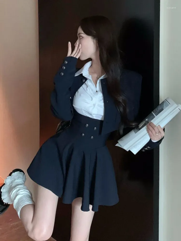 Abiti da lavoro Donna Mini abito stile preppy Set da 3 pezzi Camicia bianca elegante coreana Blazer corti Cappotto Abiti Moda primaverile Uniforme Y2K