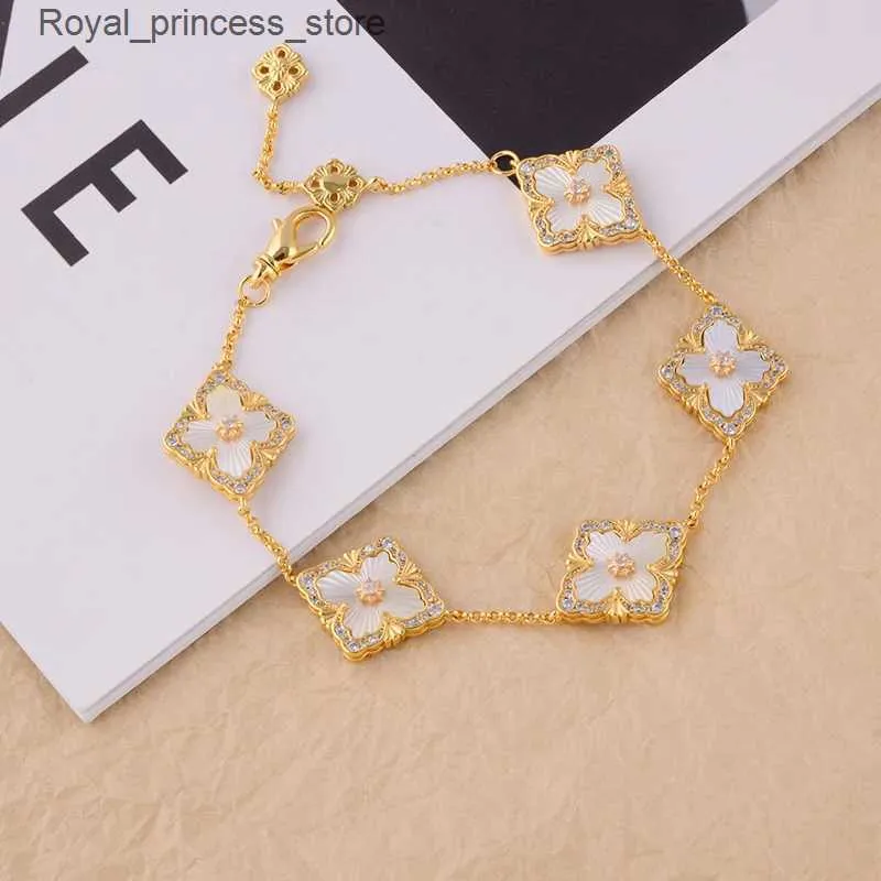 Bracelets de charme Nouveau en blanc Mère de Pearl Gold Color Lucky 4 Leaf Flower S Classic Clover Jewelry Womens Luxury Accessoires Q240321