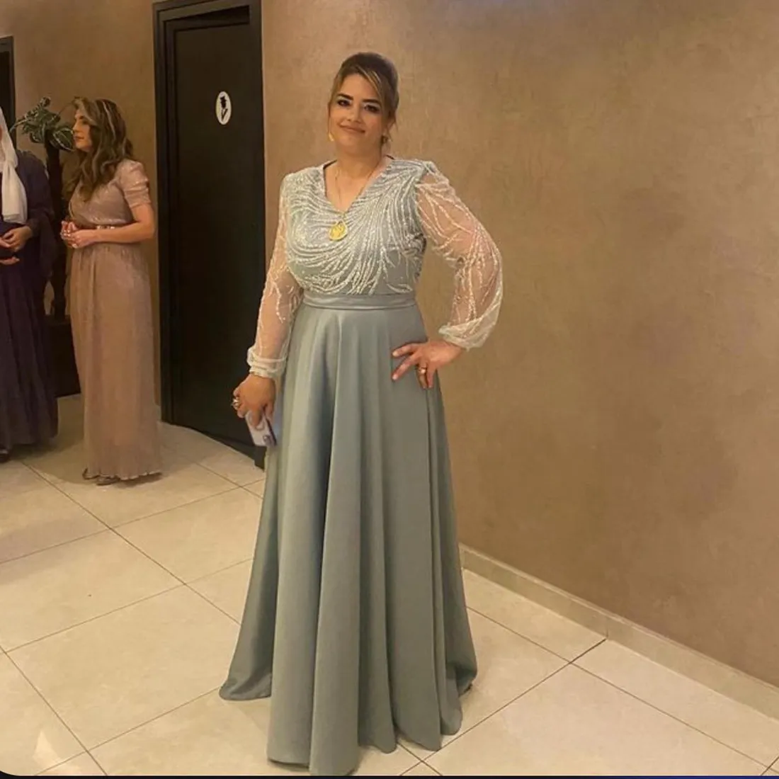 2024 Plus Size Mother of the Bride -klänningar Formella klänningar för kvinnor V Neck Långärmar pärlstav spets elegant sjöjungfru brudgummen Mother Dress for Wedding Marriage AMM129