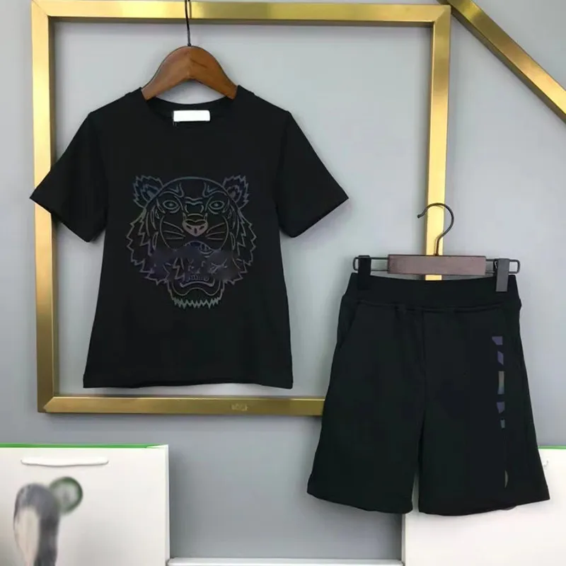 Sommer-Set aus kurzärmeligem Sommer-T-Shirt und Shorts für Kinder und Jungen mit einer trendigen koreanischen Version für Mädchen. Zweiteiliges Set für große Kinder im dünnen Stil