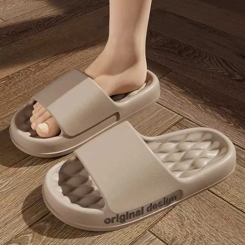 Slippers nuage pour hommes Sandales de plage d'été Femmes épaisses semelles Solet salle de salle de bain pantoufle non glissa les talliers homme tongs chaussures ultra-légères H240325