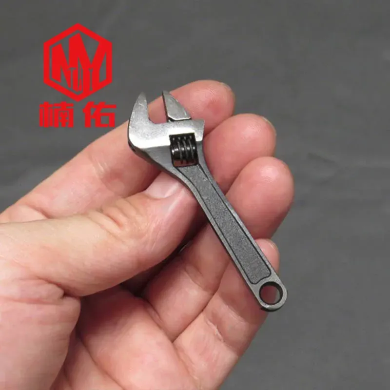 Verktyg 1PC Creative Mini Wrench Monkey Wrench Outdoor SelfDefense Tool EDC Portable KeyChain Tool Pendant
