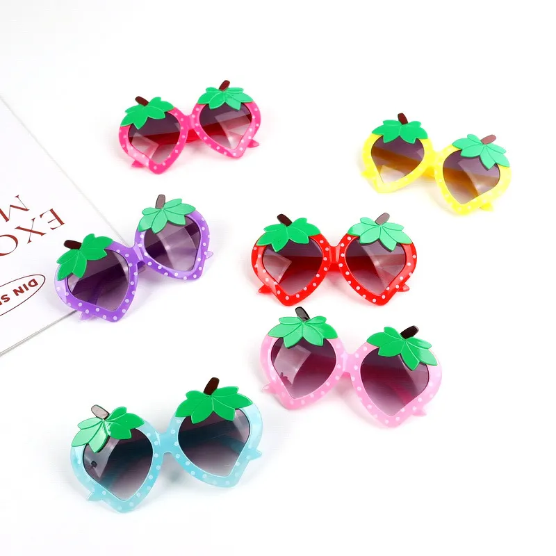 Sweet Girls modelling sunglass kids cute strawberry frame sunglasses children beach photography eyeglasses kids's sunblock Z2145